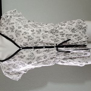 COMPANY ELLEN TRACY White w/Black Trim&Floral Print V-neck/Button-down/Ties-Sz M